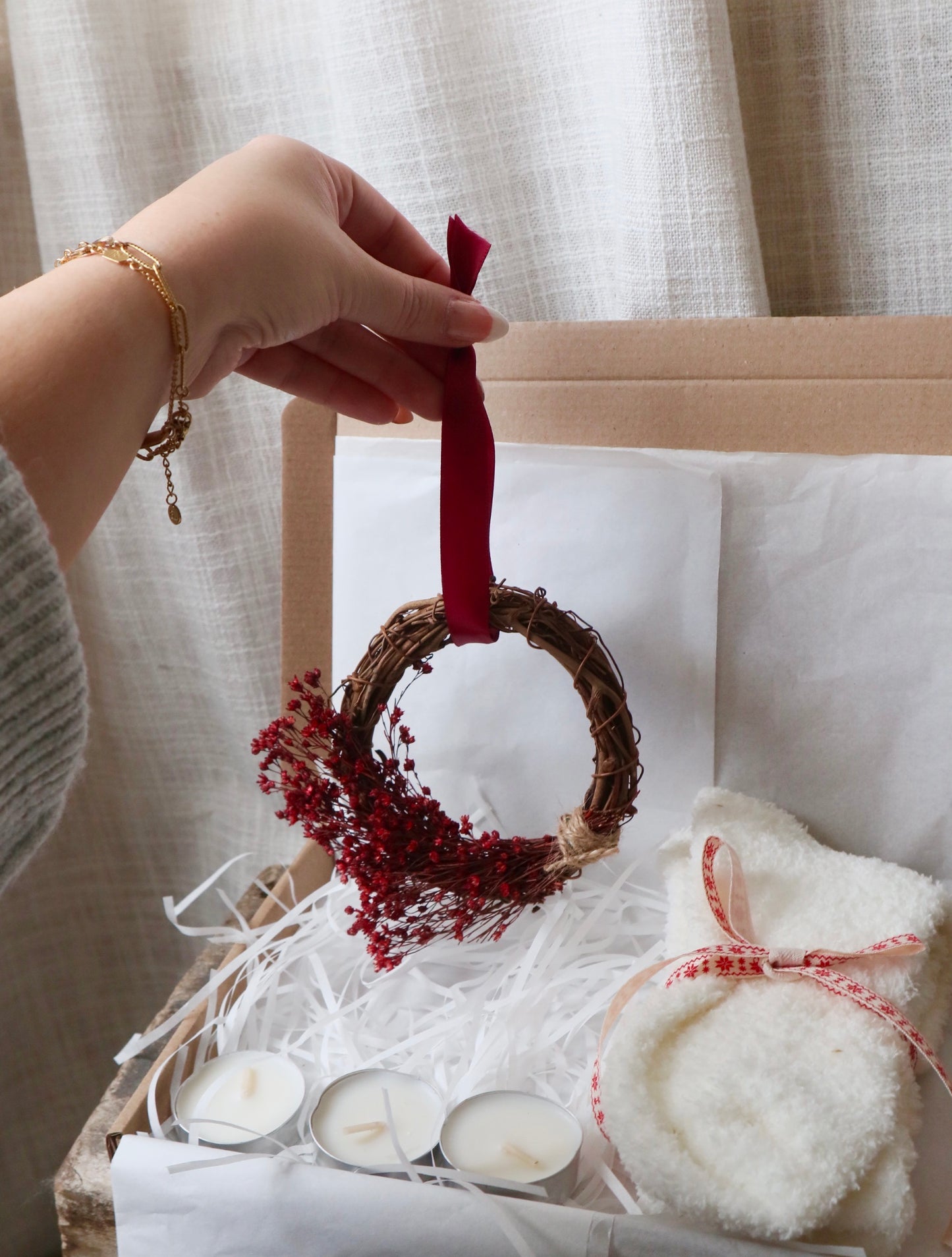 Red Cosy Christmas Gift Box